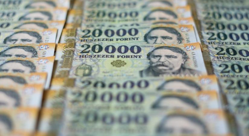 MNB: a választási pénzosztás nyomán azonnal elkölthetnek a magyarok 1200 milliárdot