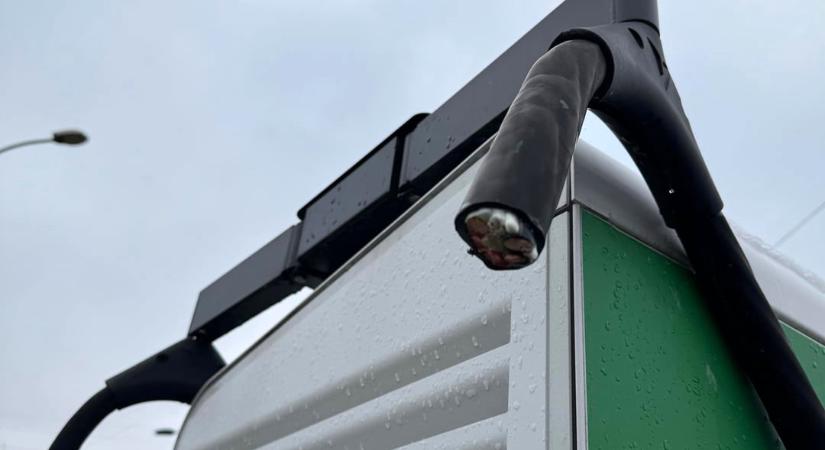 Egyre nagyobb a baj: lopják a kábeleket, bénulnak a villanyautó-töltők