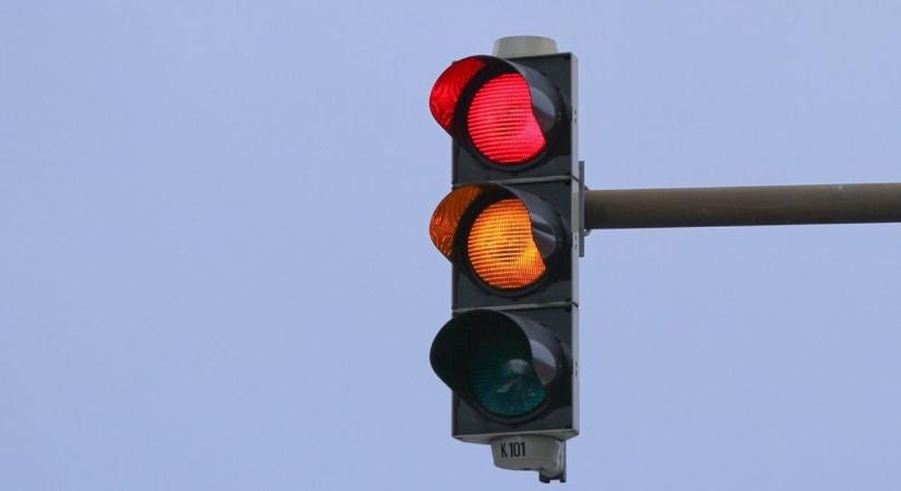 Miért hagynak egyes autósok hatalmas helyet a lámpánál? A szakoktató megmondja