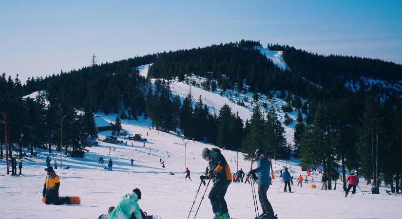 Ilyen még nem volt: mesterséges hóval és csak most indult a síidény a Madarasi Hargitán