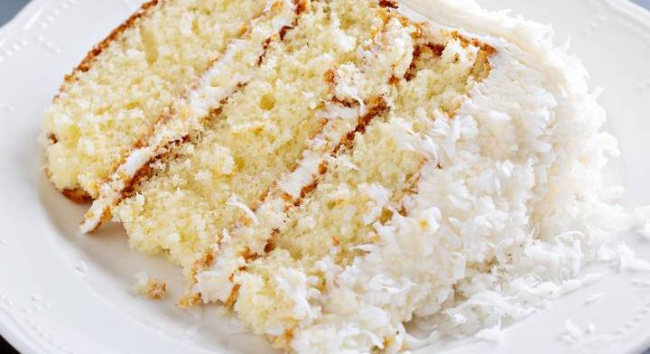 Mutatós hópehelytorta: pillekönnyű piskótából, selymes kókuszkrémmel