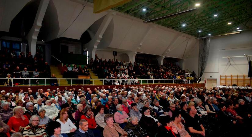 Karácsonyi ünnepséget szerveztek a nagyatádi időseknek