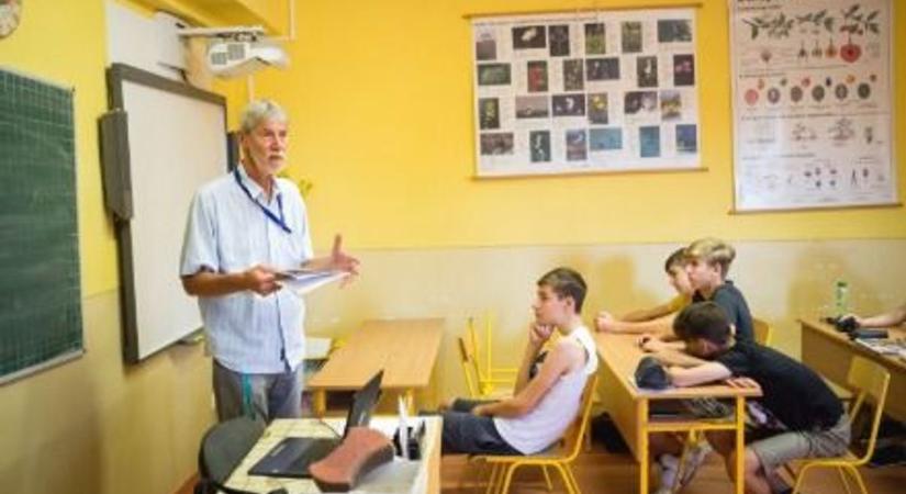 Döntött a kormány, jelentős béremelést kapnak ismét a tanárok