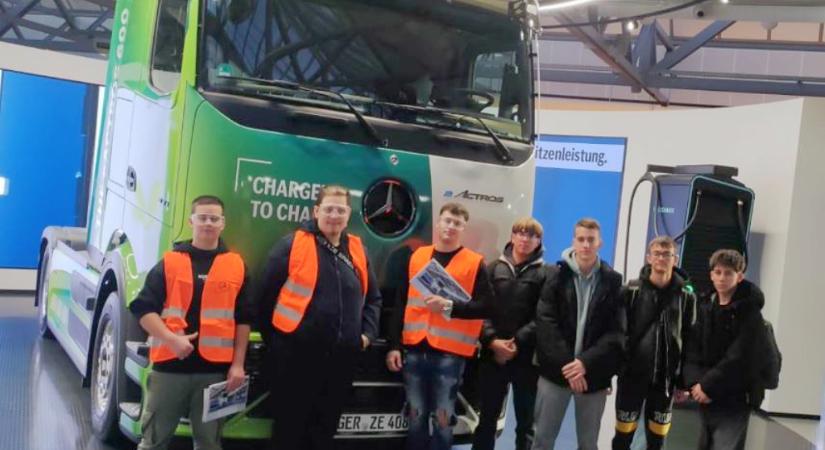 A Mercedes kamiongyárában jártak a Corvin gépjármű-mechatronikai technikusai