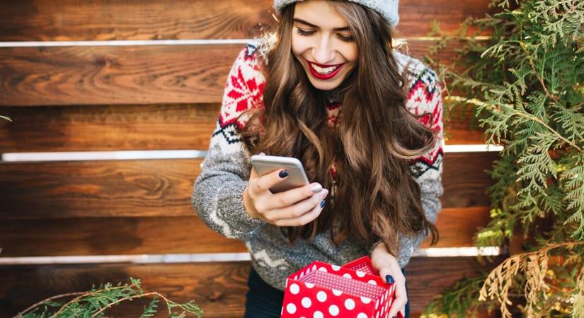 Nem tudod, mit írj az üdvözlőlapra? Itt van 30 könnyfakasztó és vicces karácsonyi SMS, amit azonnal elküldhetsz!