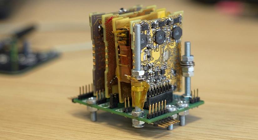 Üzent az űrből a magyar diákok által épített kisműhold