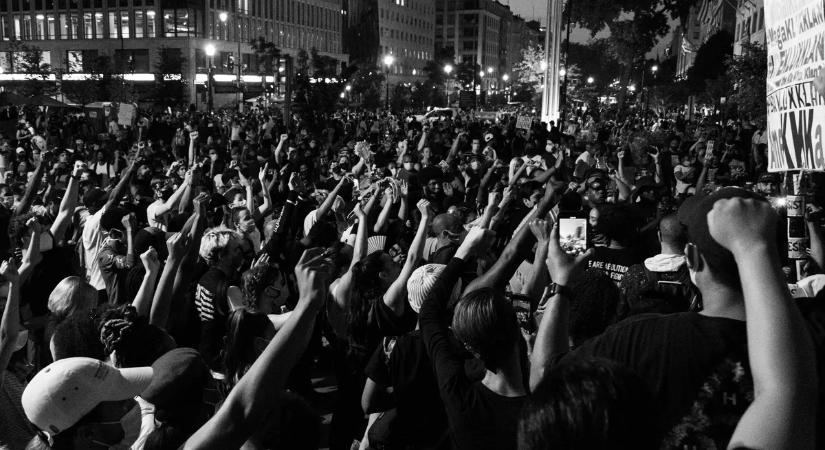 Könnygázzal fújták le a Tények riporterét Brüsszelben