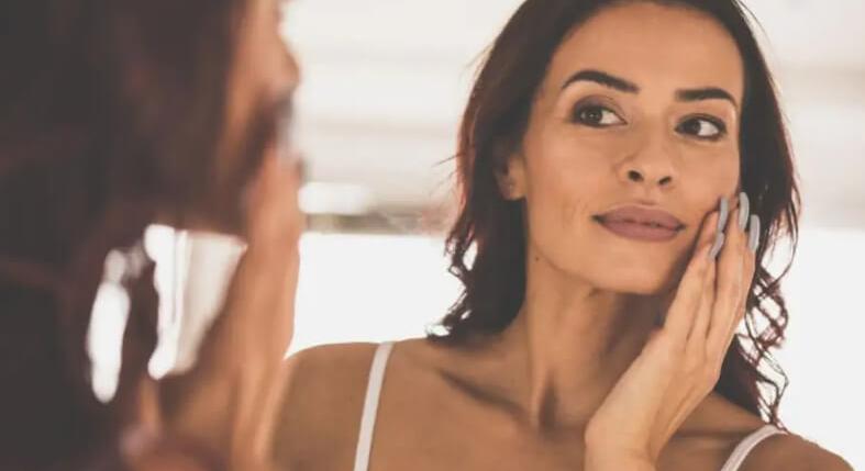 A „latte makeup” trend – Meleg tónusok, krémes ragyogás