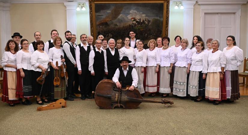 Több generáció állt színpadra a Szolnoki Népdalkör ünnepi koncertjén – galériával