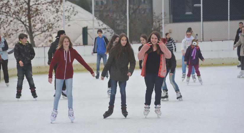 Jégdiszkó pörgeti fel a hangulatot a pécsi városi műjégpályán