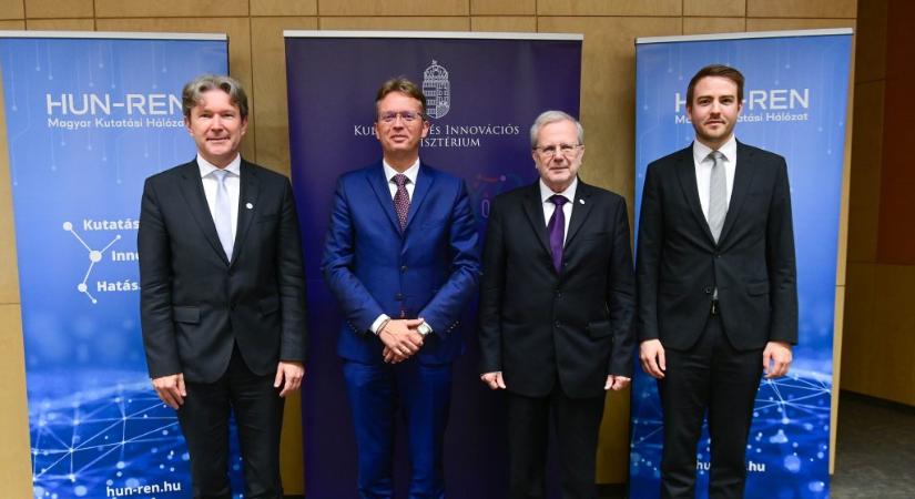 HVG: fejek hullottak a HUN-REN-nél miután kiderült, többet keresnek a vezetők, mint a köztársasági elnök