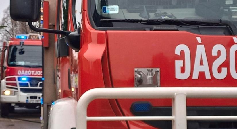 Árokba csúszott egy autó, a sofőr beszorult a roncsba