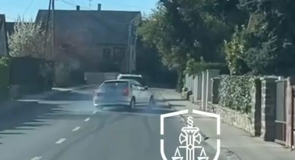 Részegen hajtott bele az előtte haladóba, aztán elmenekült – videó