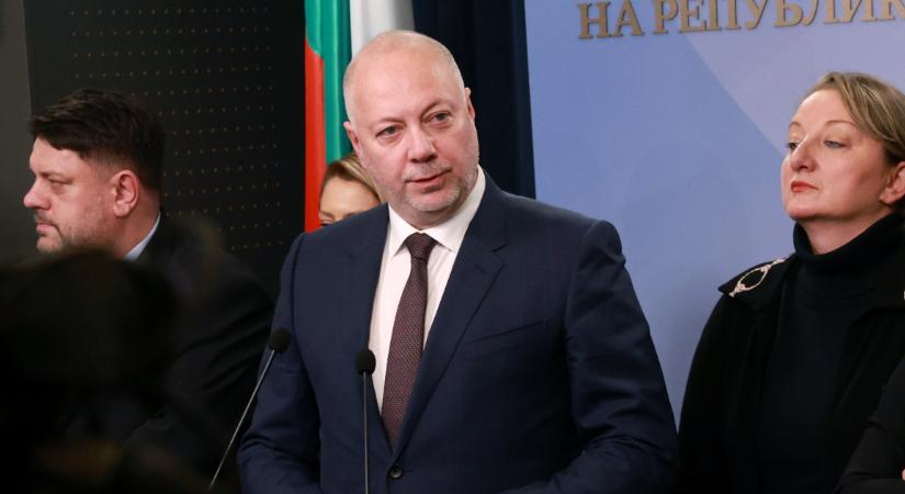 A kormány lemondott, tisztességes választásokért és a korrupció ellen vonultak utcára tízezrek