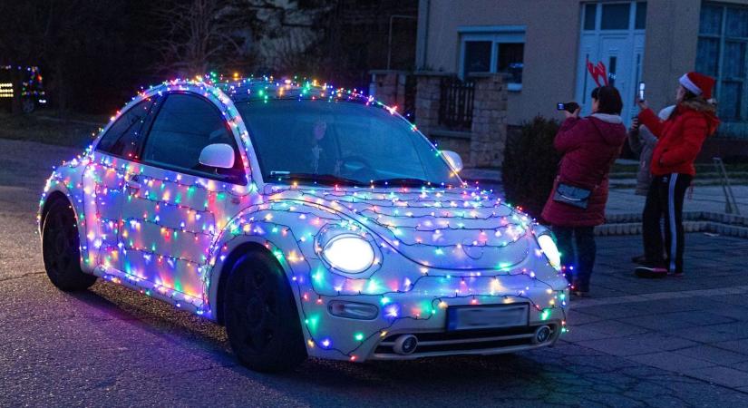 A forgalmit is elvehetik a karácsonyra kidíszített autó miatt