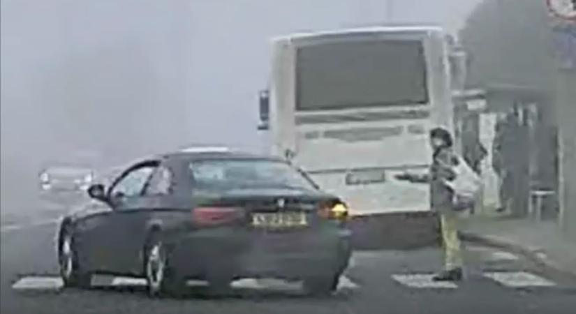 Áthajtott a gyalogos előtt a zebrán, kitalálod, milyen autó elé fordult ki?