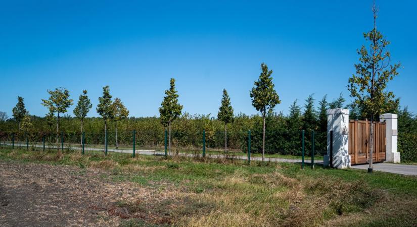 Átlátszó: Elvileg tiltott területen épített teniszpályát Lázár János a luxusvadászháza mellett