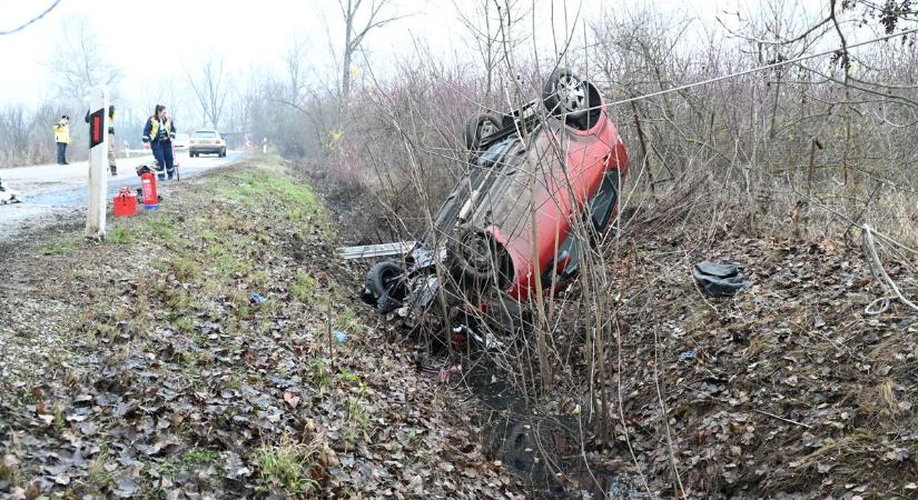 Ebből a felborult autóból kijutott a sofőr, nem akármilyen roncs fogadta a tűzoltókat – galériával, videóval