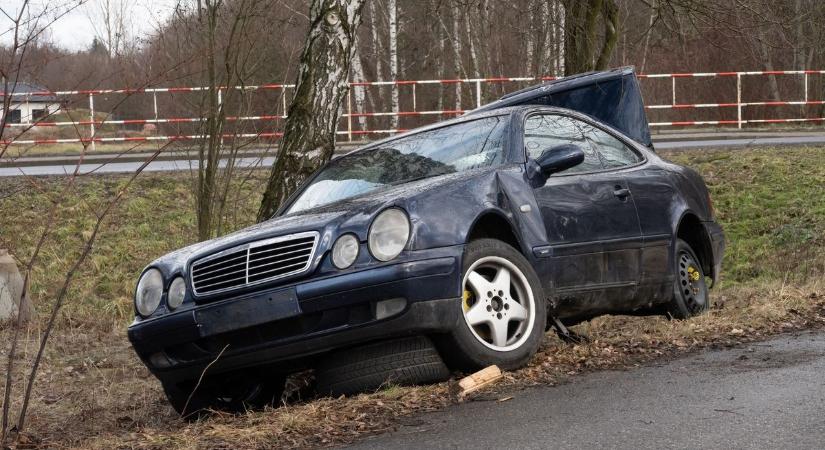 Szirénázva száguldottak a tűzoltók a 3216-os útra, balesetnél kellett intézkedniük