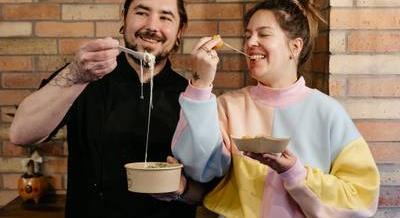 „Ez az üzlet a mi nászutunk és a gyerekünk is egyben” – A Mac Mester krémes mac and cheese-eket kínál