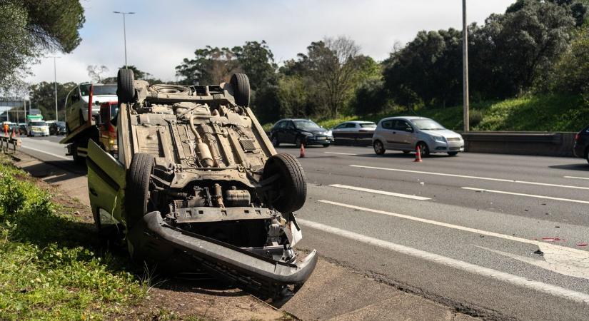 Felborult egy autó a 45-ös főúton: félpályán halad a forgalom