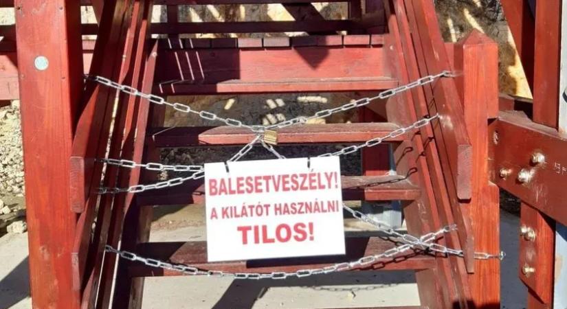 Jöttek az uniós milliók, sorra épültek a fakilátók, mostanra a nagy részük menthetetlen