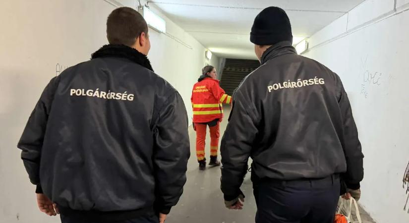 Dráma Mosonmagyaróvárnál: fejsérült férfi zuhant a sínek közé