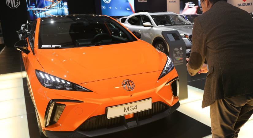 Megérkezett a világ első félig szilárdtest-akkumulátoros villanyautója