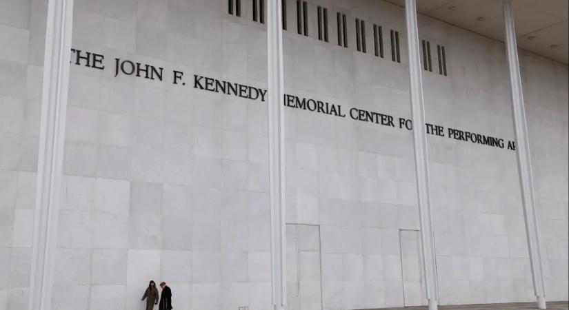 Mostantól Trump neve is szerepel a Kennedyről elnevezett kulturális központ nevében