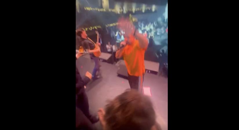 Pezsgő, kaviár, kurvák - énekelte Curtis 14-15 éves focista gyerekekkel a színpadon a Puskás Akadémia karácsonyi ünnepségén