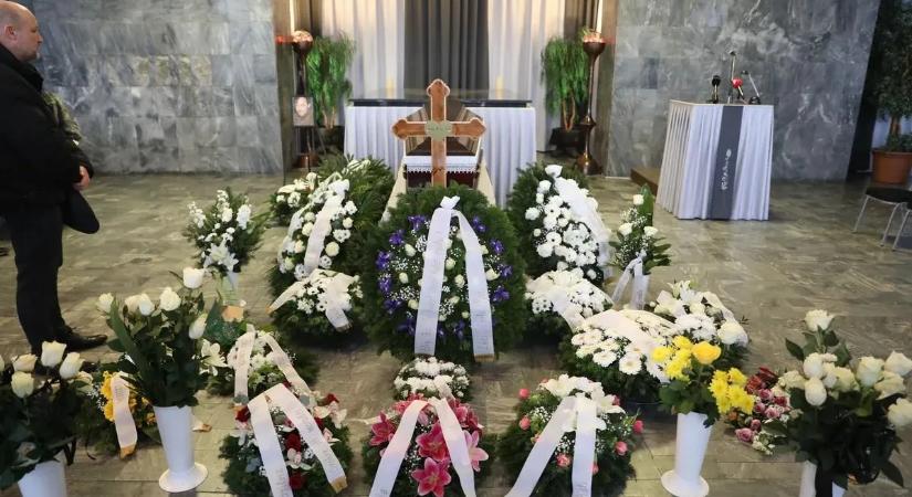 Itt vannak az első fotók Kálloy Molnár Péter temetéséről