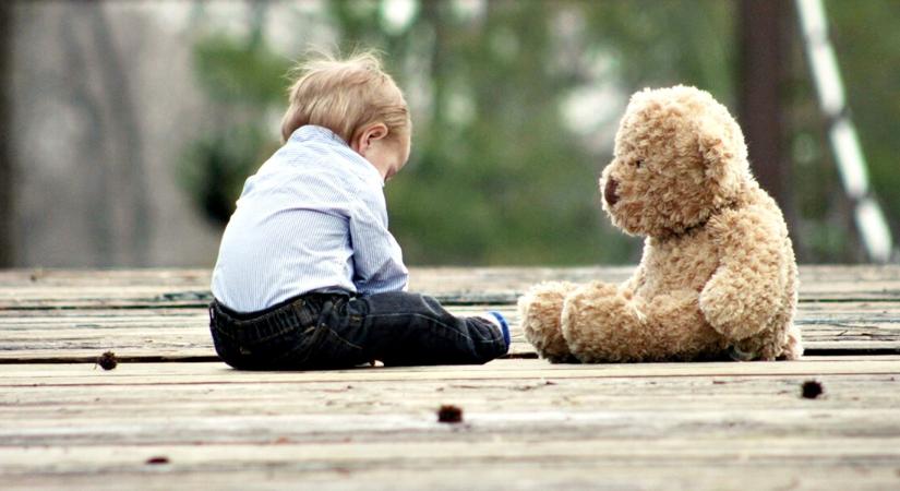 Szakemberek fogadják a hívásokat: különleges mentőövet dobtak a magyar gyermekvédelem áldozatainak