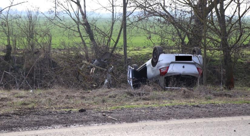 Képeken mutatjuk a Szentes közelében felborult autó helyszínét – galériával