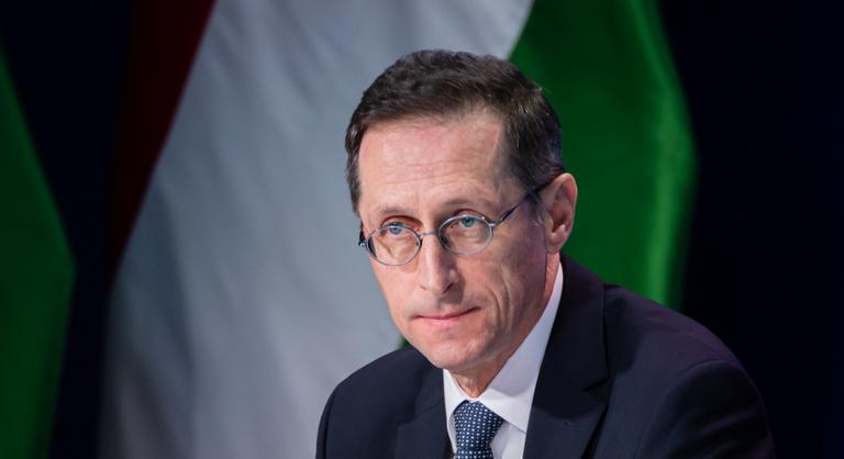 Megérkezett Varga Mihály karácsonyi meglepetése, az MNB 1500 kortárs alkotást ad a Szépművészetinek