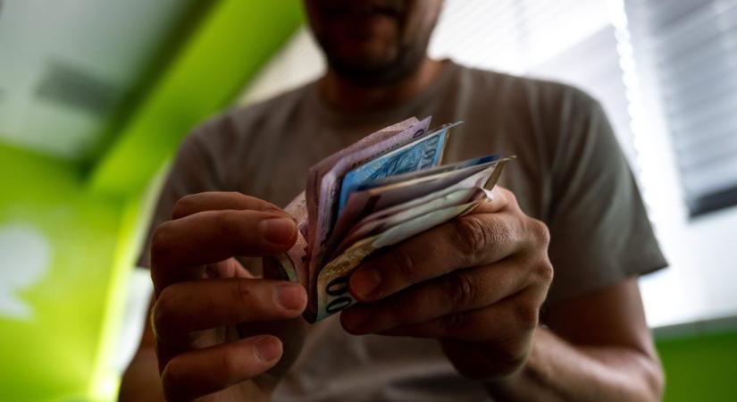 Újabb rekordon a készpénzállomány, olajat önt a tűzre a kormány