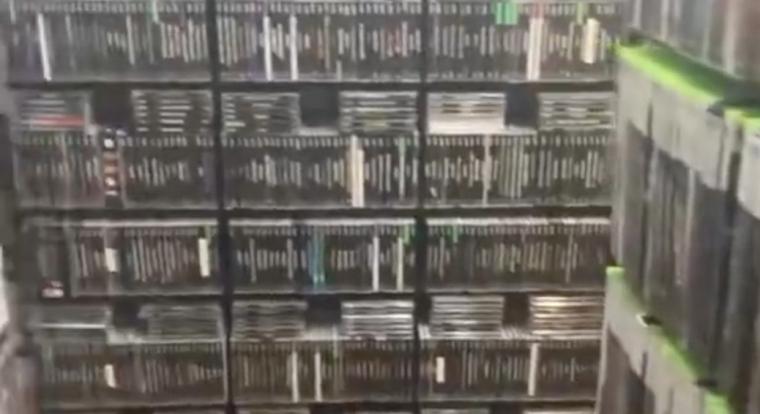 Ismerkedjetek meg a sráccal, akinek 12 ezer játék díszíti a szobáját