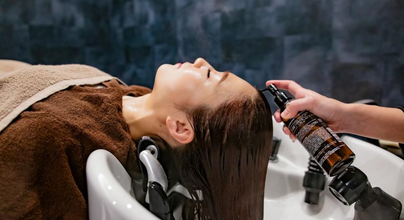 Van egy japán hajmosási technika, amitől gyorsabban nő a hajad