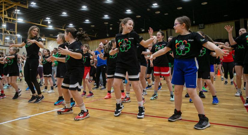 Gyerekek és szülők együtt a pályán: feledhetetlen volt a kosárakadémia karácsonya – fotók, videó