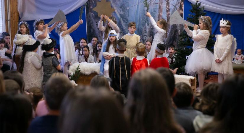 Kezdődhet a szünet: gyönyörű műsorral búcsúztak egy időre az iskolától a kertvárosi diákok – fotók