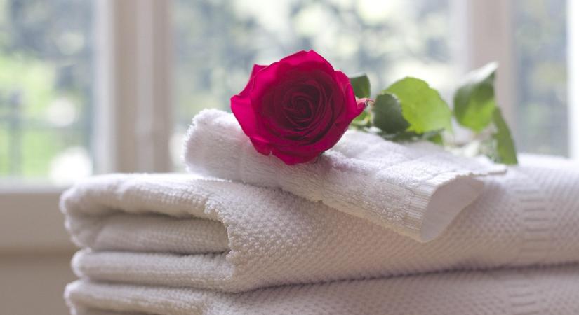 Beszürkültek a fehér törölközők? Ez a trükk segít a fehérítésben