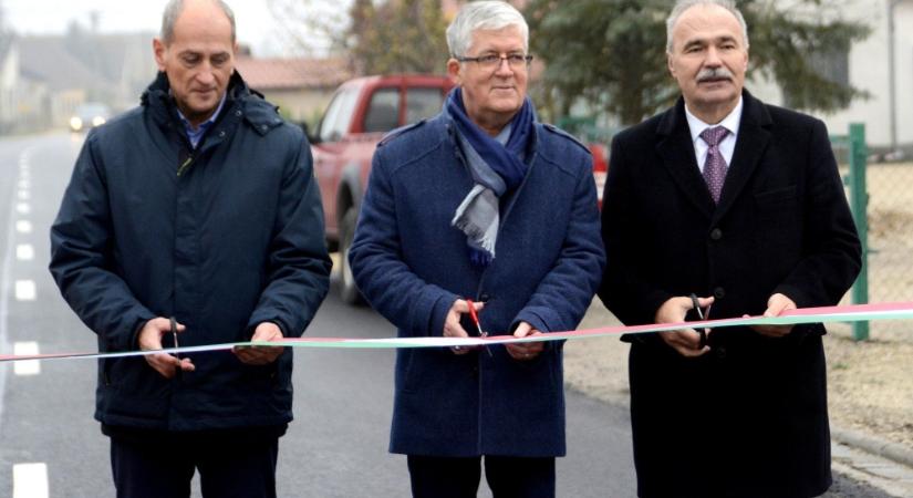 Újabb útszakaszt adtak át a Magyar Falu Programban, Vámosszabadi határában