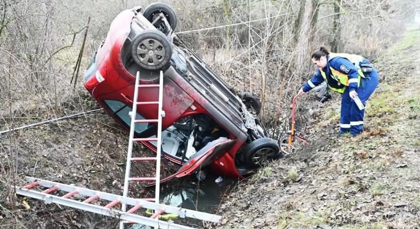 Hihetetlen, hogy a sofőr a saját lábán ki tudott szállni ebből a roncsból – képekkel