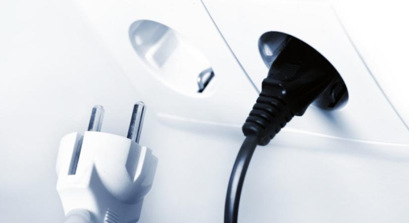 Ezt a dolgot soha ne hagyd bedugva éjszakára: hatalmas lakástűz lehet belőle, ráadásul rengeteg áramot pazarolsz vele