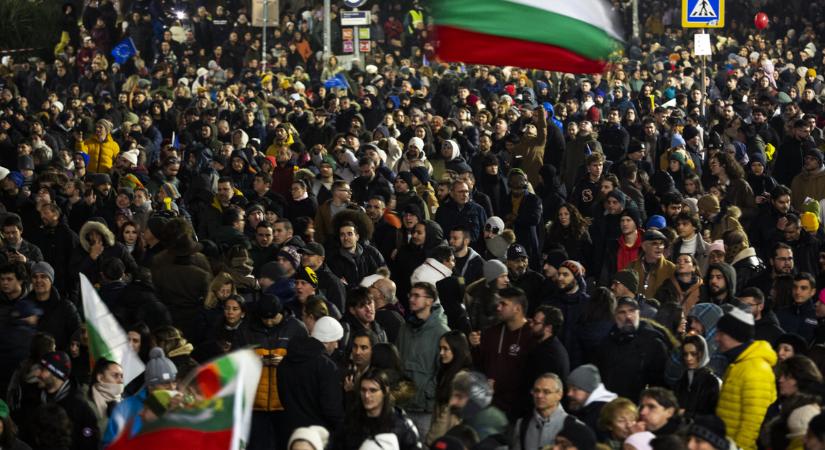 Hatalmas tömeg tüntetett Bulgáriában a tisztességes választásokért