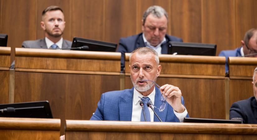 Raši: Az emberek 90 százaléka etikai kódexet akar a parlamentben a képviselők viselkedése miatt