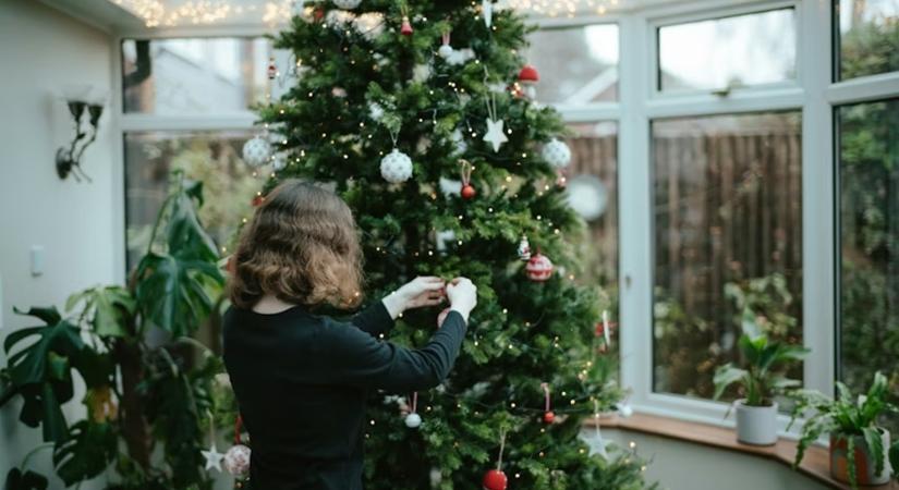 Hogyan óvjuk a gerincünket karácsonykor? – A díszdobozok, létrák és a „most már tényleg jó lesz” szindróma