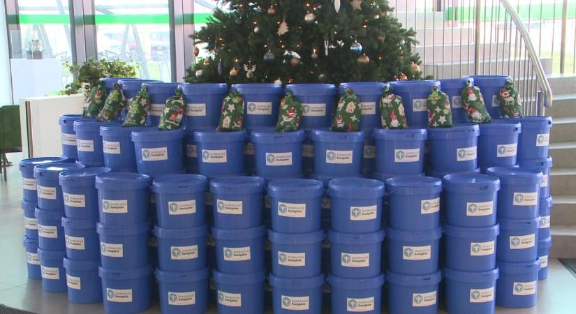 Több mint kétszáz kék vödörrel segített a debreceni Schaeffler közösség