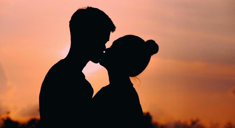 Drámai üzenetet küldött a csókkamera-botrány női áldozata – videó