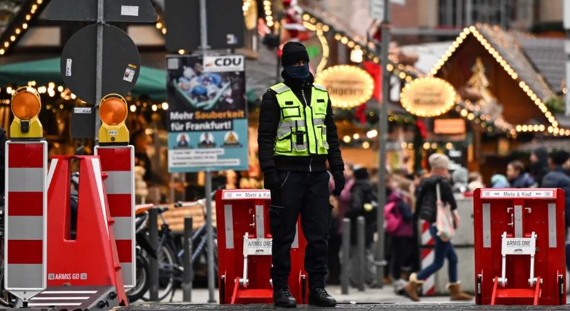 Így rettegnek Nyugat-Európában: a képeken a terror miatt körbebarikádozott karácsonyi vásárok