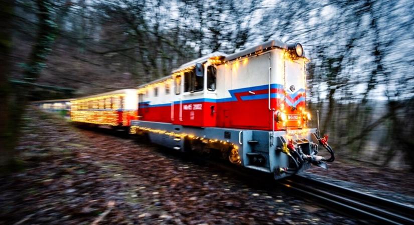 Kigördült a budapesti fényvonat: ennél hangulatosabb ünnepi programot nem találsz a téli szünetre